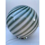 Sphère contemporaine vert laiteux dans une lampe de table tourbillon en verre de Murano