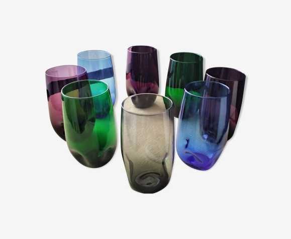 Set de 8 verres gobelets forme haute en verre soufflé de différentes  couleurs vintage | Selency