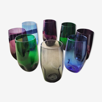 Set de 8 verres gobelets forme haute en verre soufflé de différentes couleurs vintage