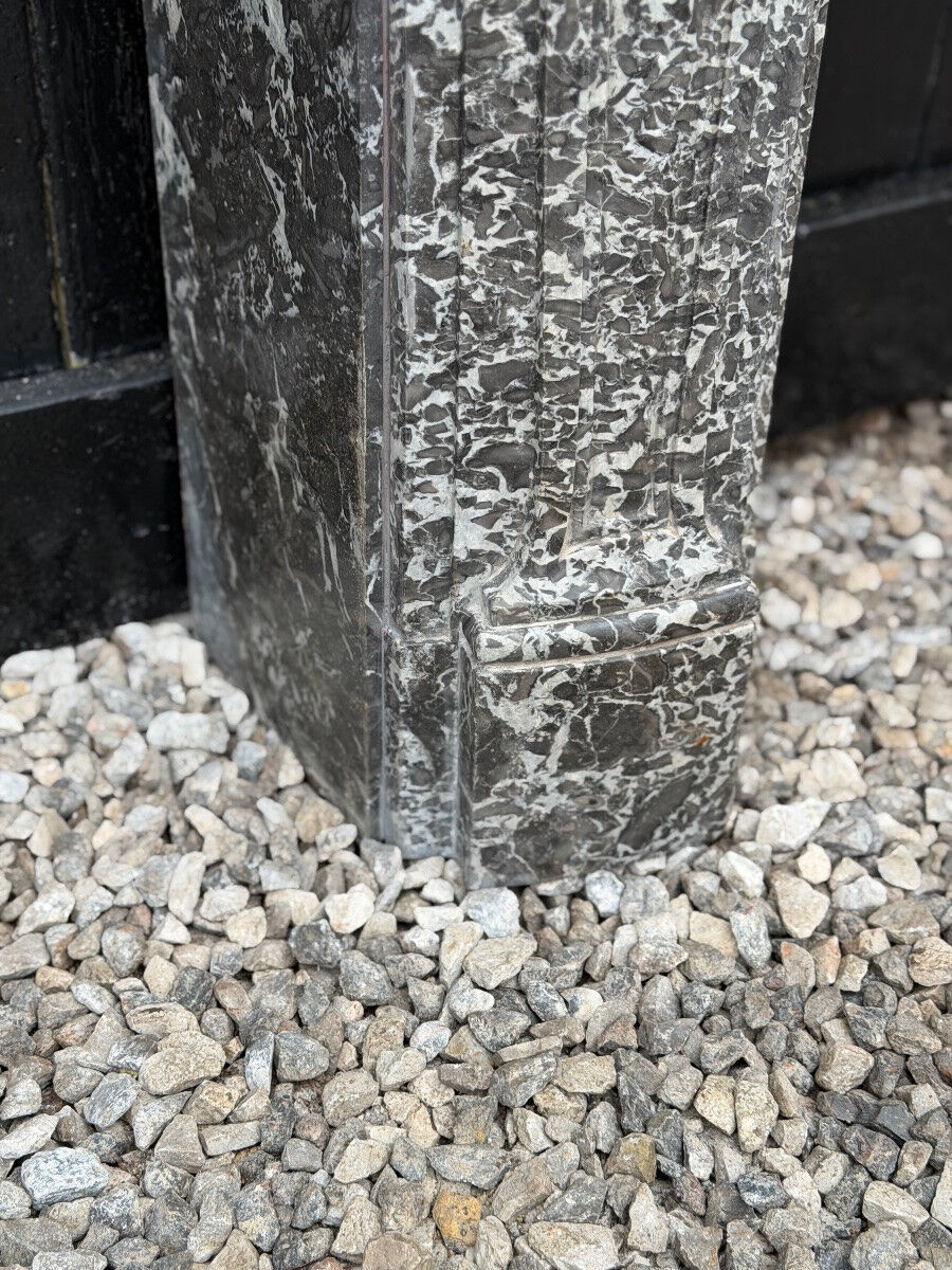 Cheminée Régence en marbre gris, Sainte-Anne, XVIIIe siècle