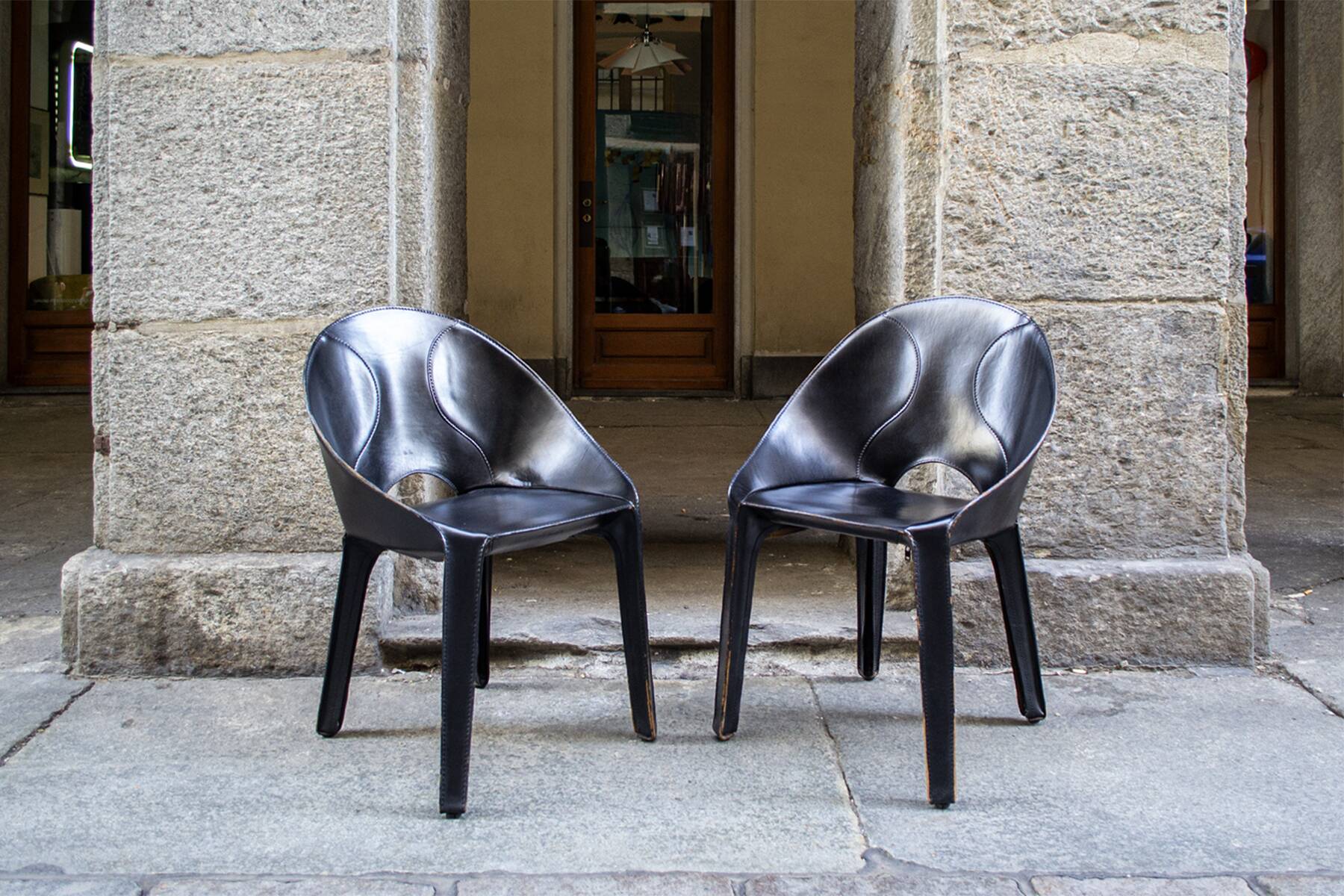 Sedie Lira e Liuto in pelle nera di Mario Bellini per Cassina 1989