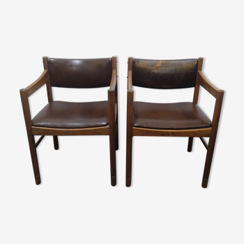 2 chaises en bois de cuir