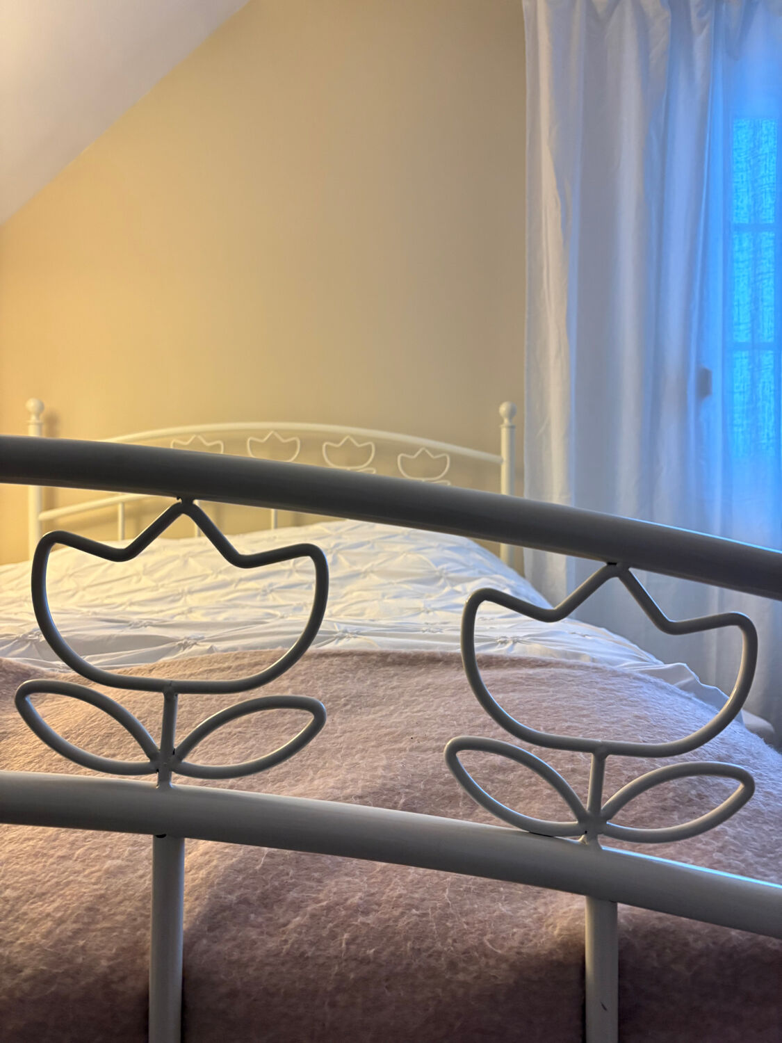 Double bed "Tulipes" in white metal from the 2000s.