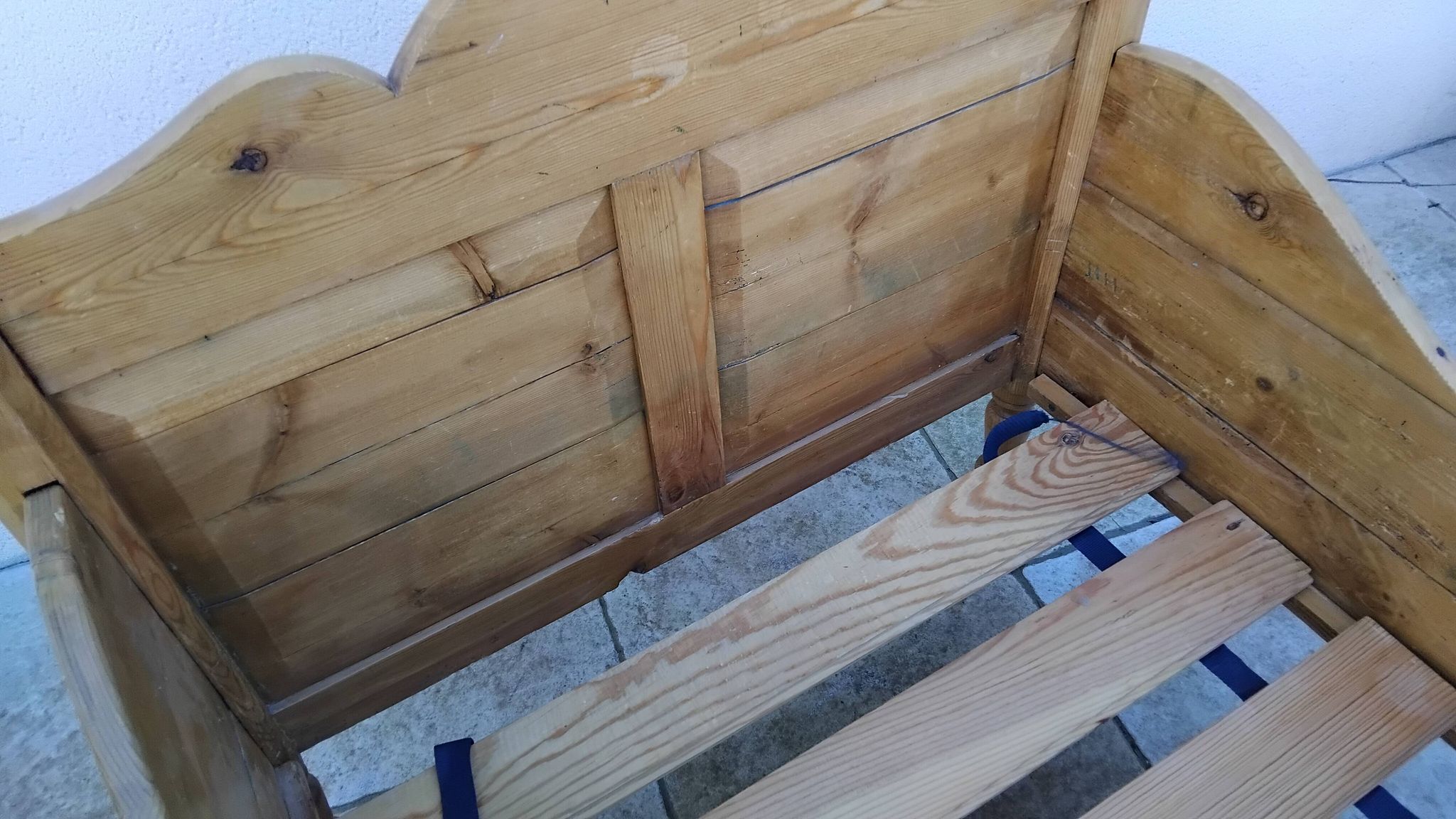 Vintage pine bed chalet style Chamonix for one person.