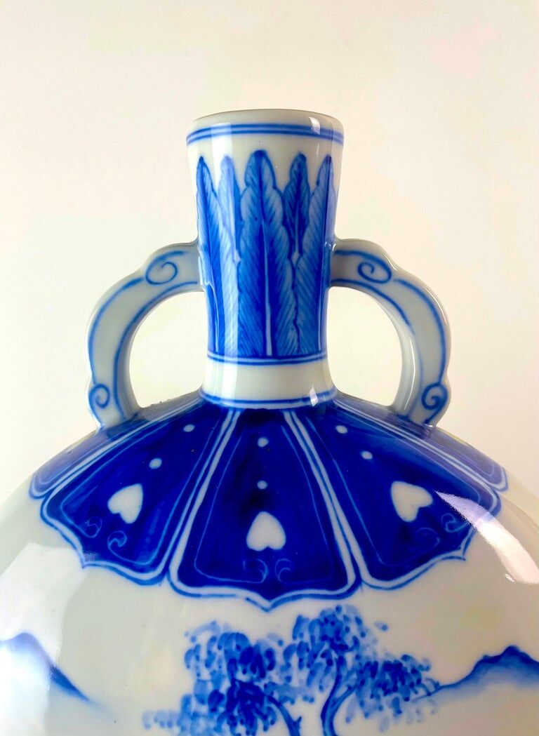 Chinese gourd vase in white and blue porcelain