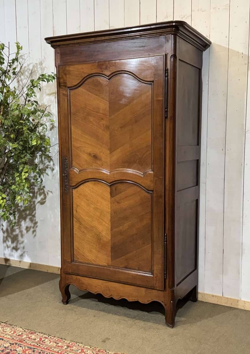 Louis XV bonnetière in cherry wood, early 19th century.