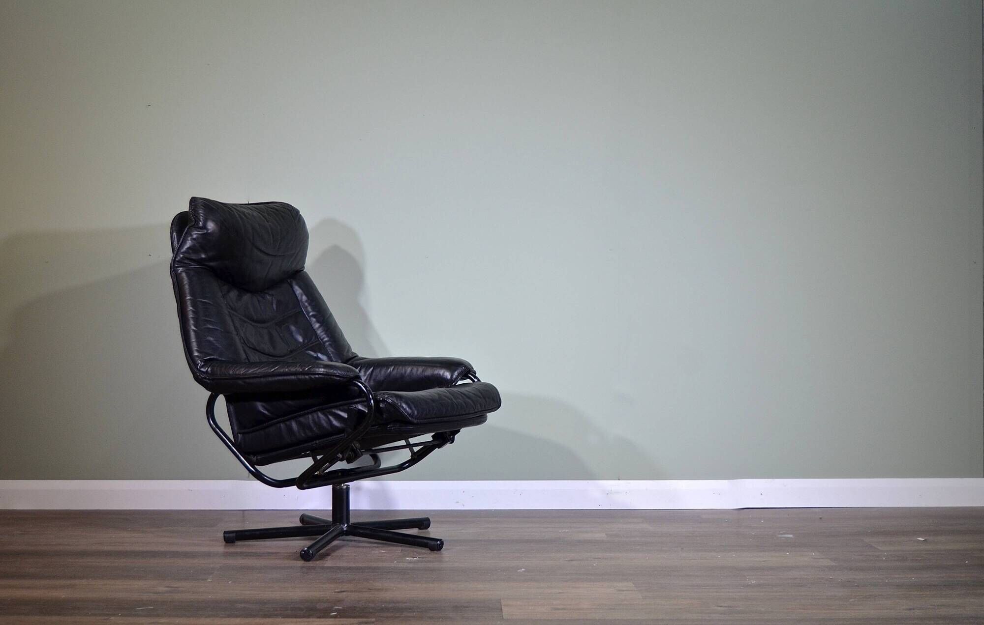 Fauteuil pivotant/inclinable norvégien Skoghaug en cuir noir du milieu du s