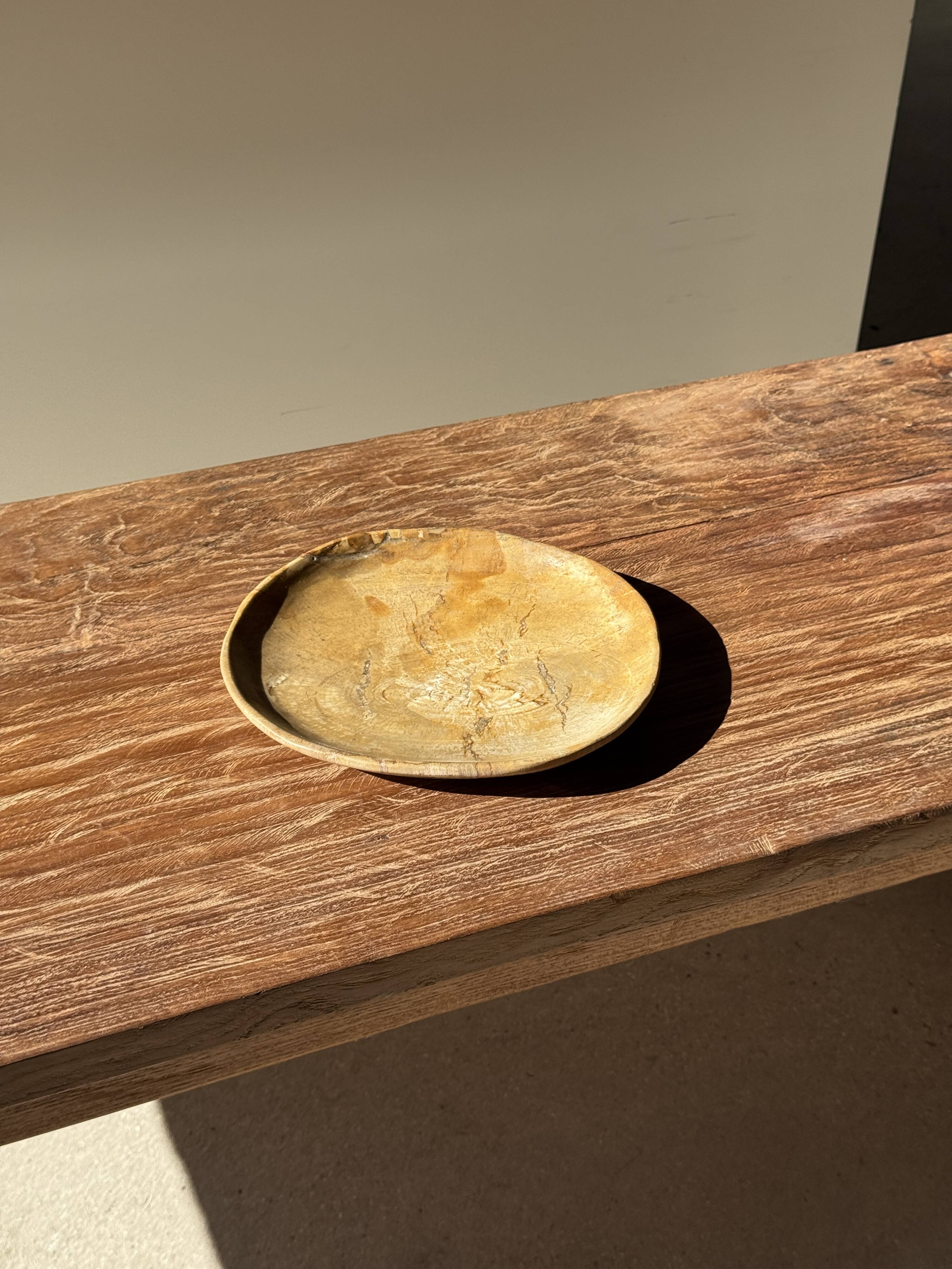 Petit vide poche ou plat en bois pétrifié beige orangé D20,5 -3308
