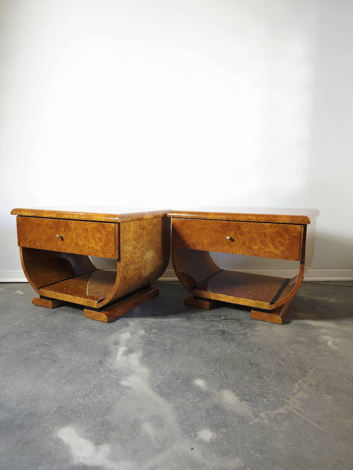 Paire de tables de chevet Art déco en ronce de noyer et laiton