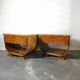 Paire de tables de chevet Art déco en ronce de noyer et laiton