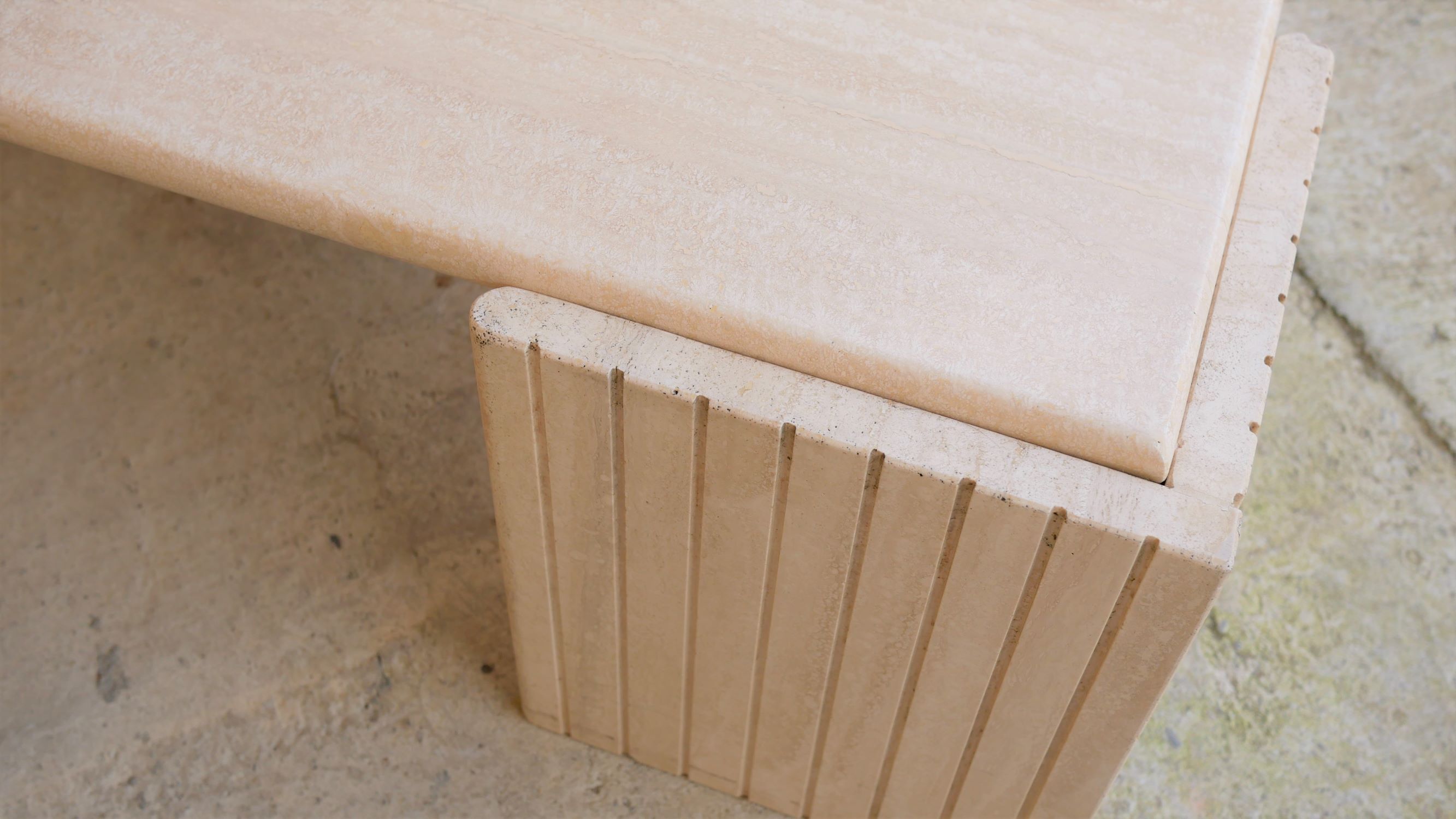 Table basse vintage en travertin par les éditions Roche Bobois