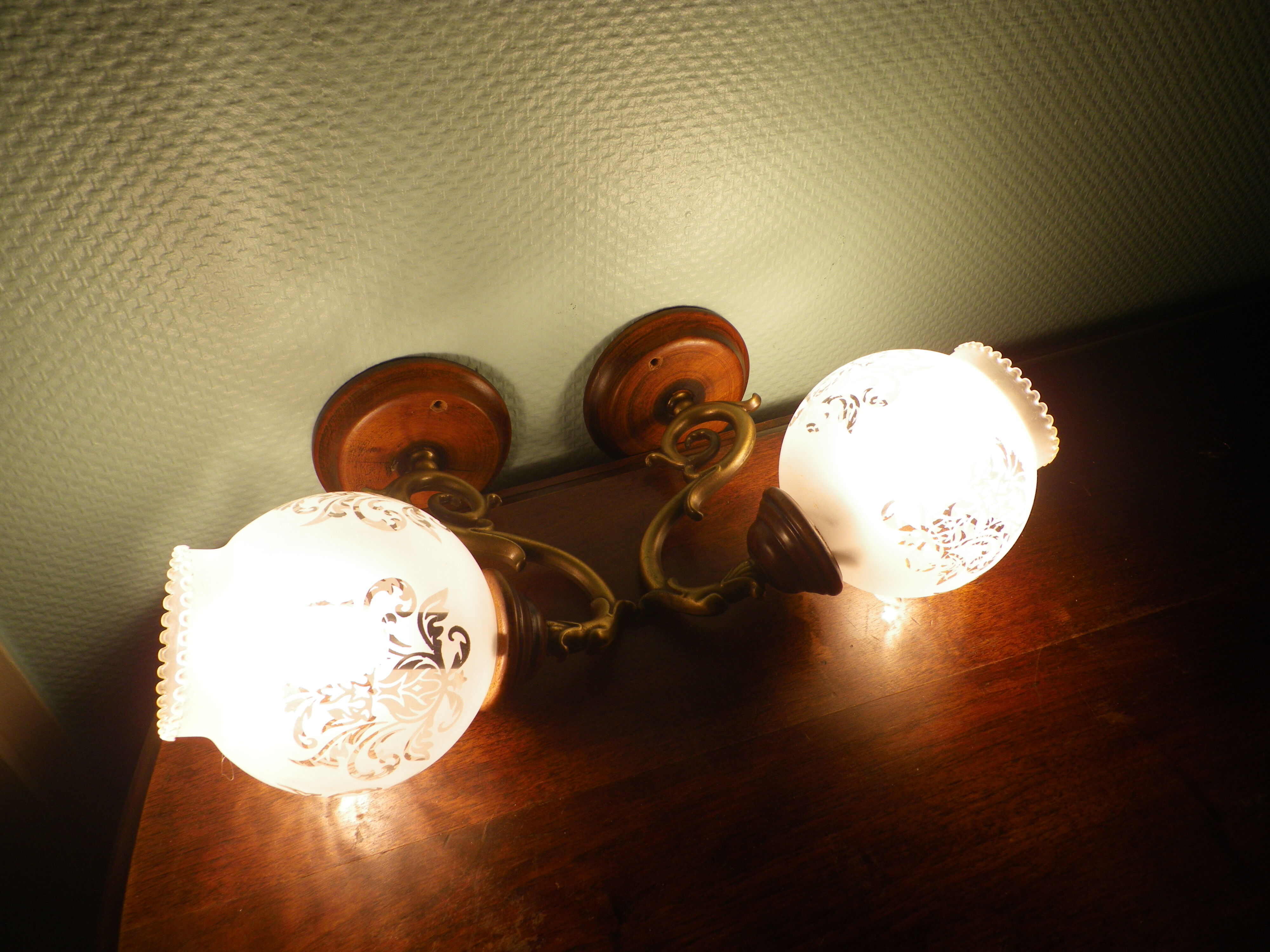Wall lamps in wood and gilded metal, openwork glass lampshade