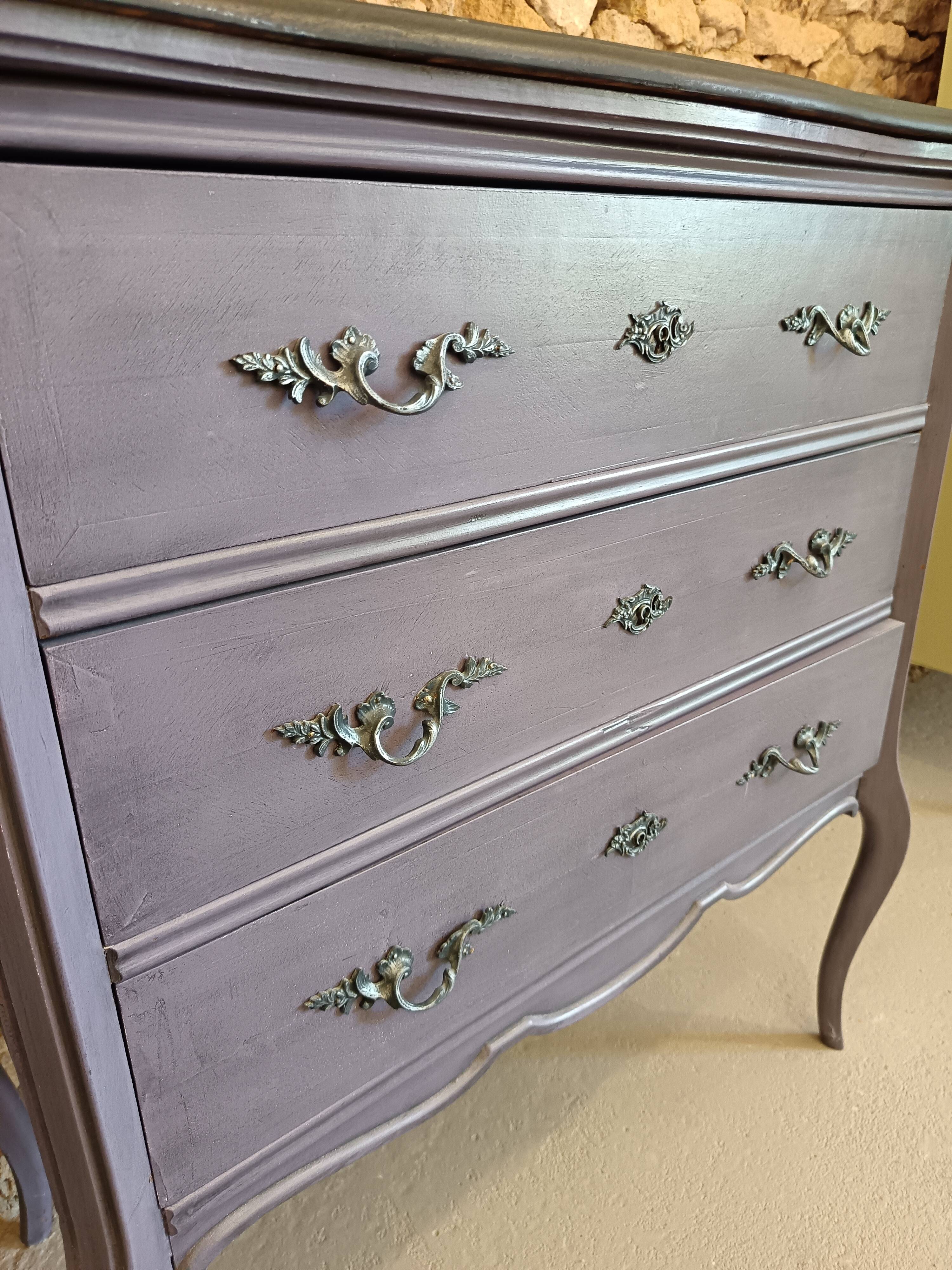 CLASSIC COMMODE with a violet patina