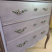 Classic commode with a violet patina.