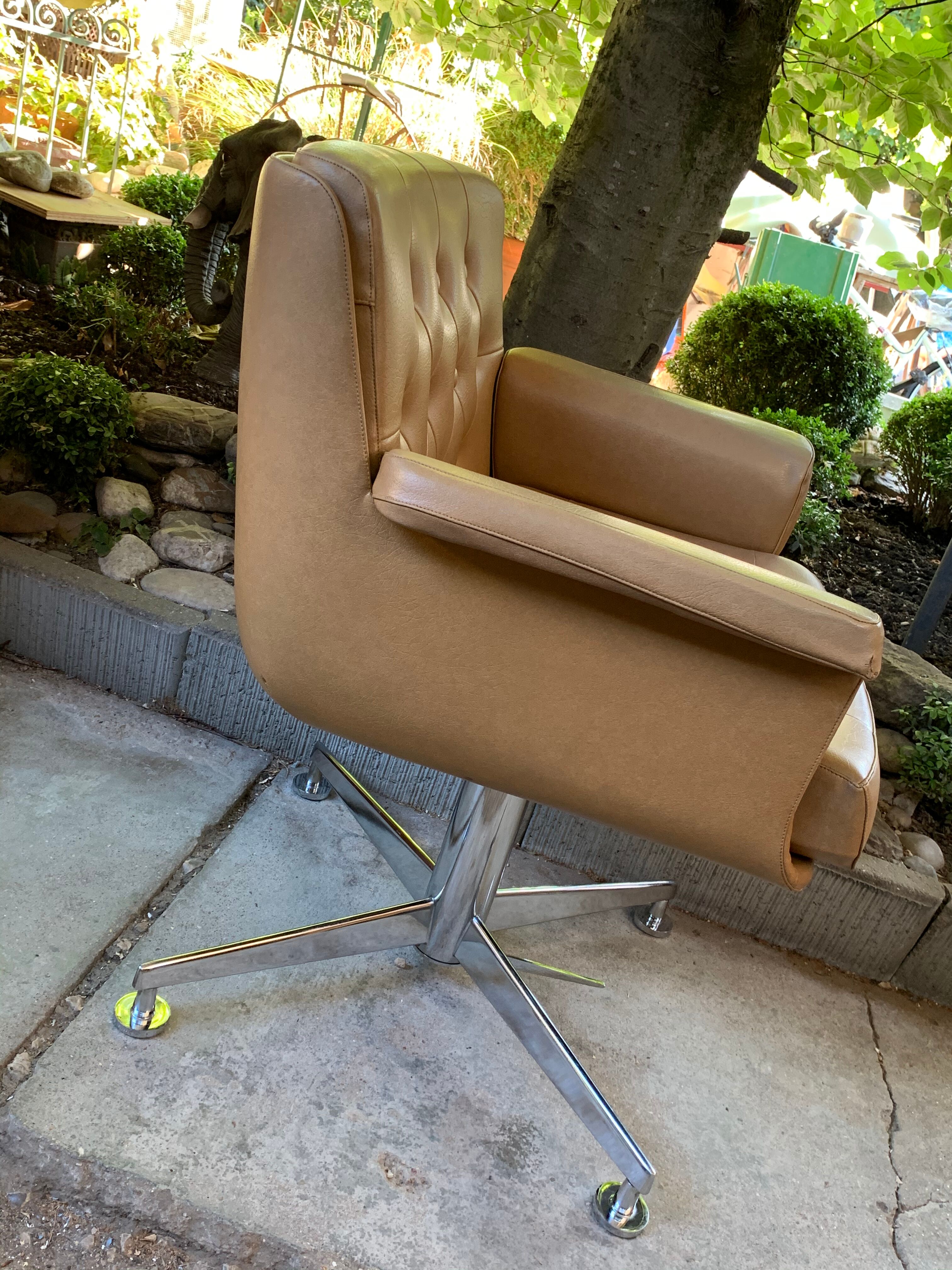 Airborne 1970s "bridge" swivel chair