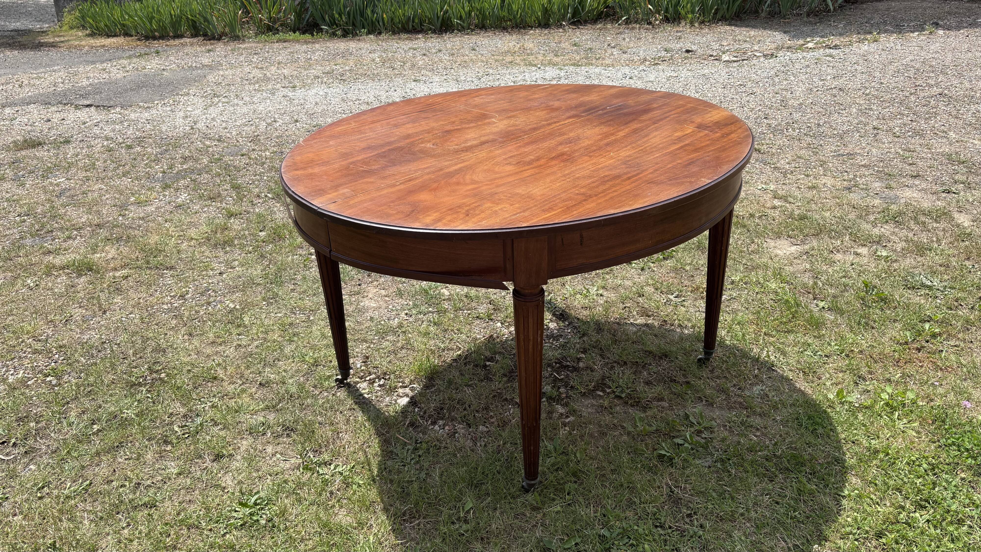 Grande table ovale Louis XVI d'époque en acajou