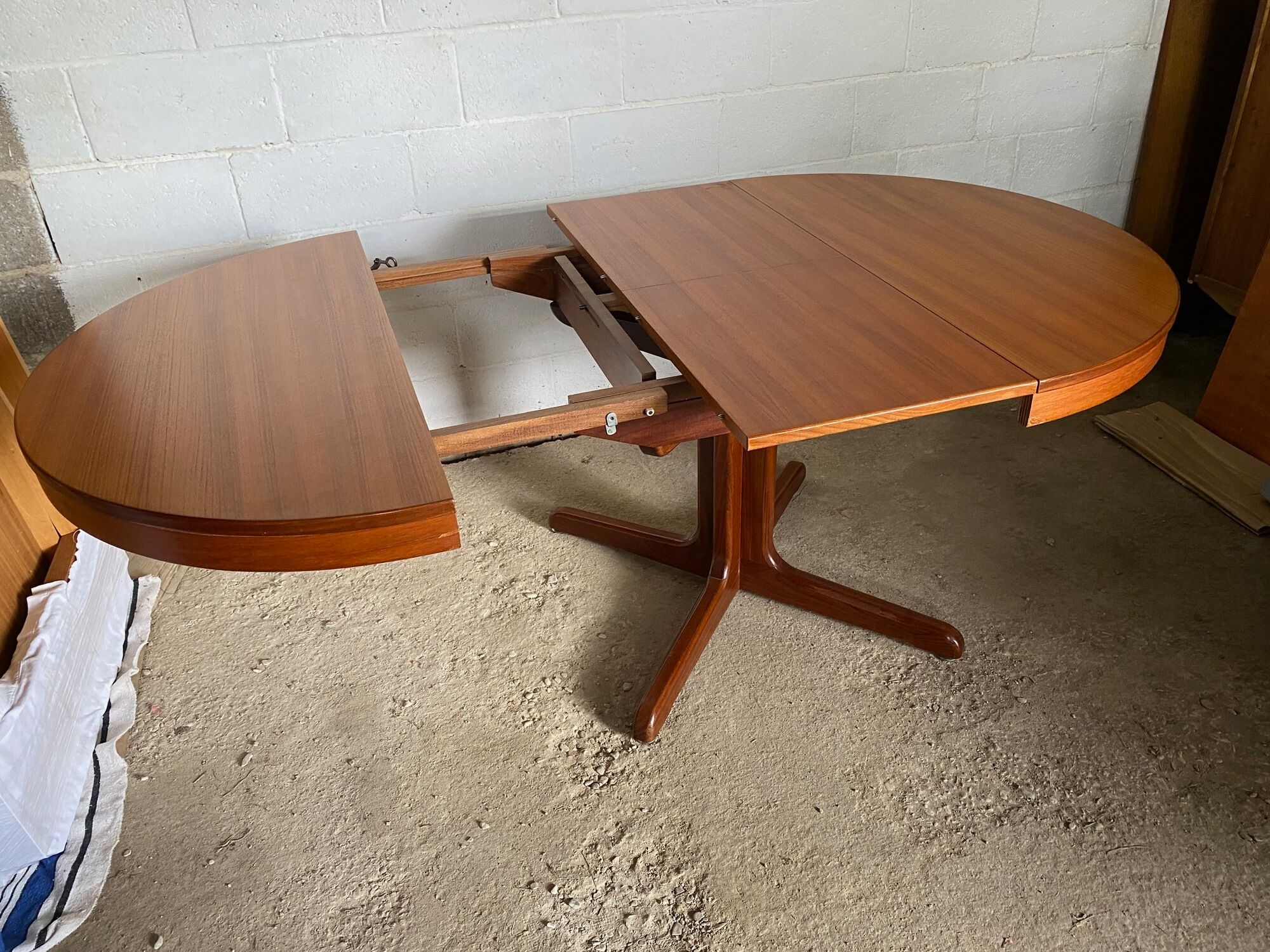 Table ronde dia 116cm extensible type Scandinave en teck et placage de teck an 1960