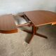 Table ronde dia 116cm extensible type Scandinave en teck et placage de teck an 1960