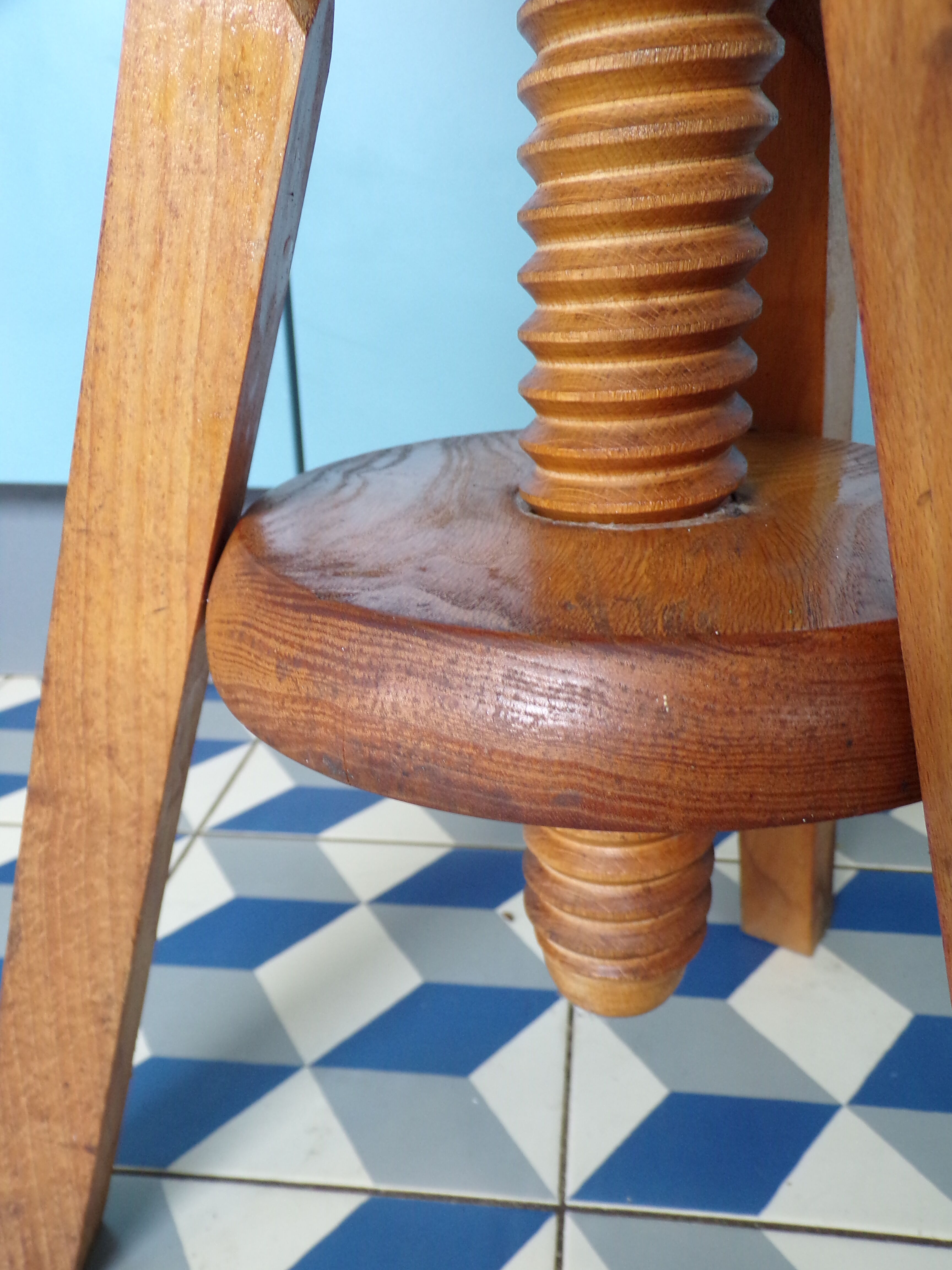 Screw watchmaking stool