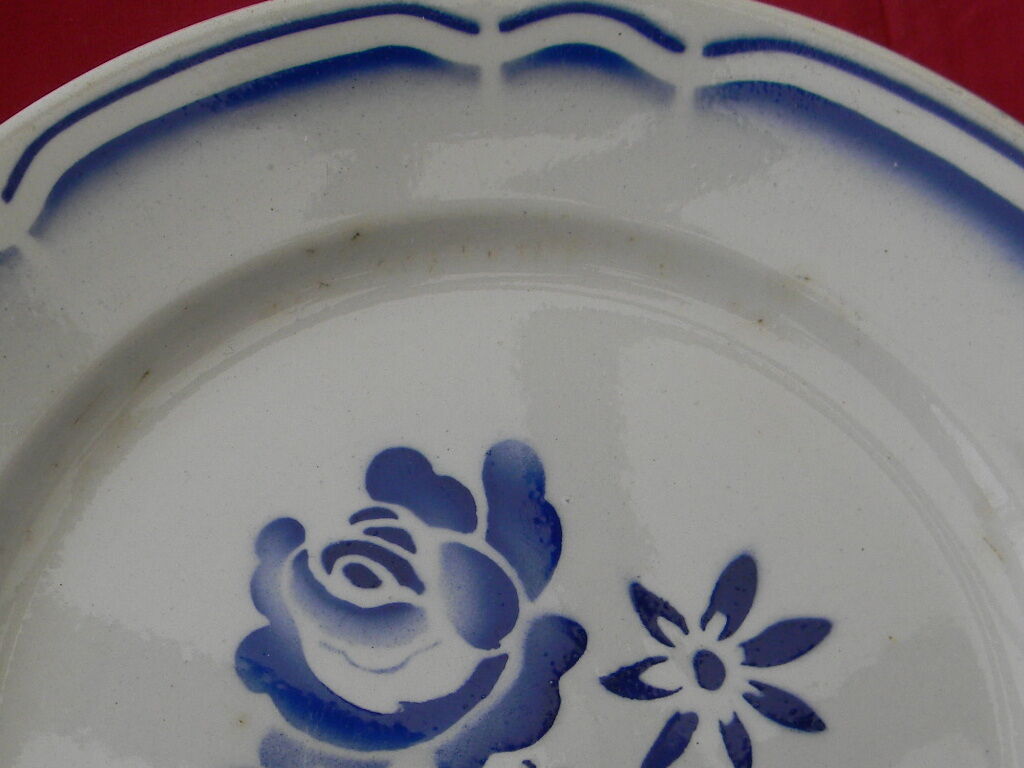 Lot de 6 assiettes plates en faience décor de roses.