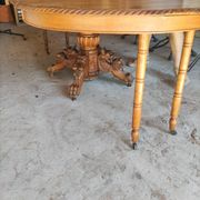 Table ovale en chêne blond sculpté - dite table de chasse