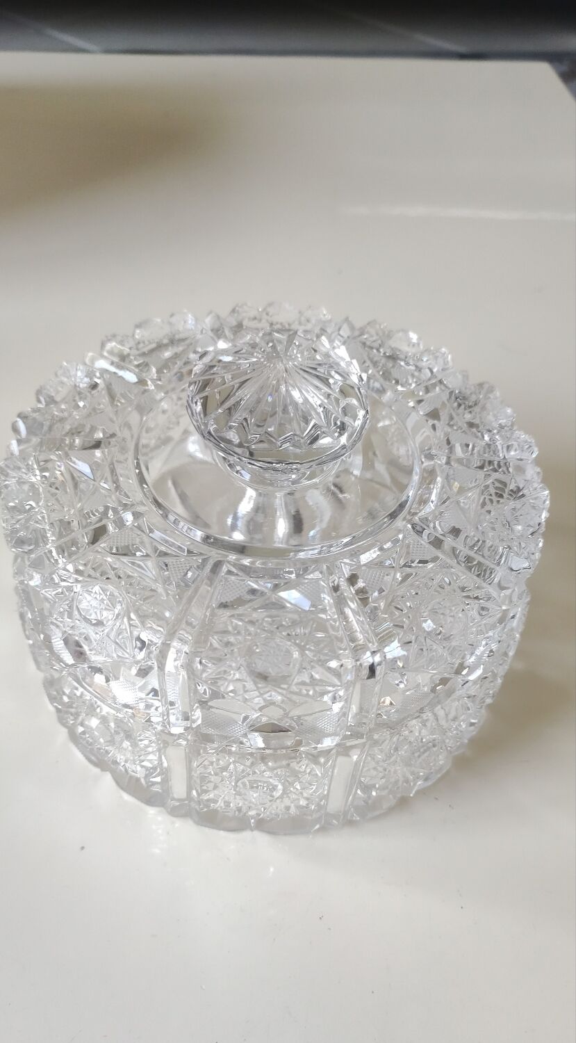 Bonbonnière ronde Cristal Bohème taillé. Motifs étoilés . Diam 15 cm