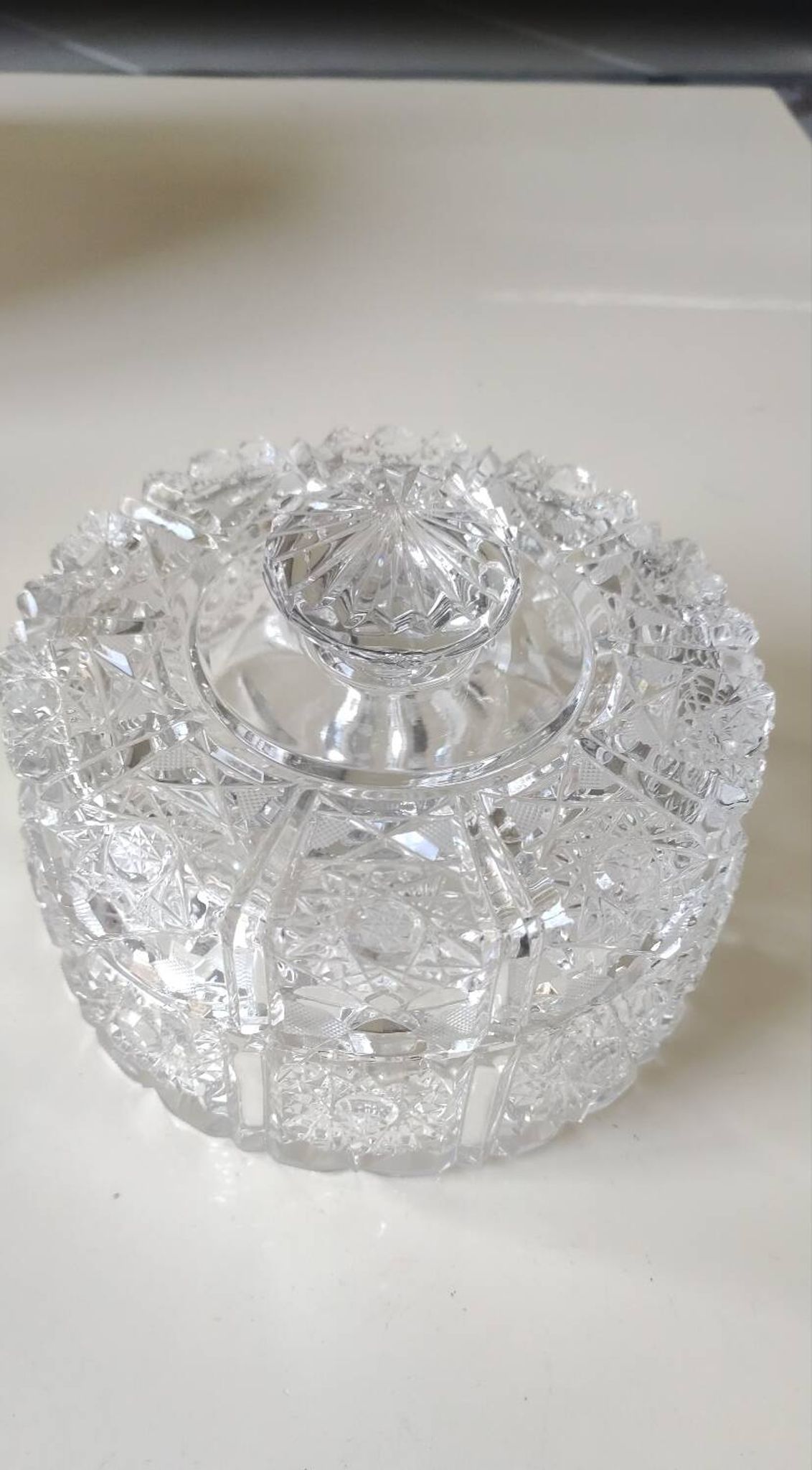 Round crystal bonbonnière, cut Bohemian style. Star patterns. Diameter 15 cm.