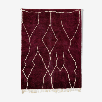 Tapis marocain moderne rouge foncé