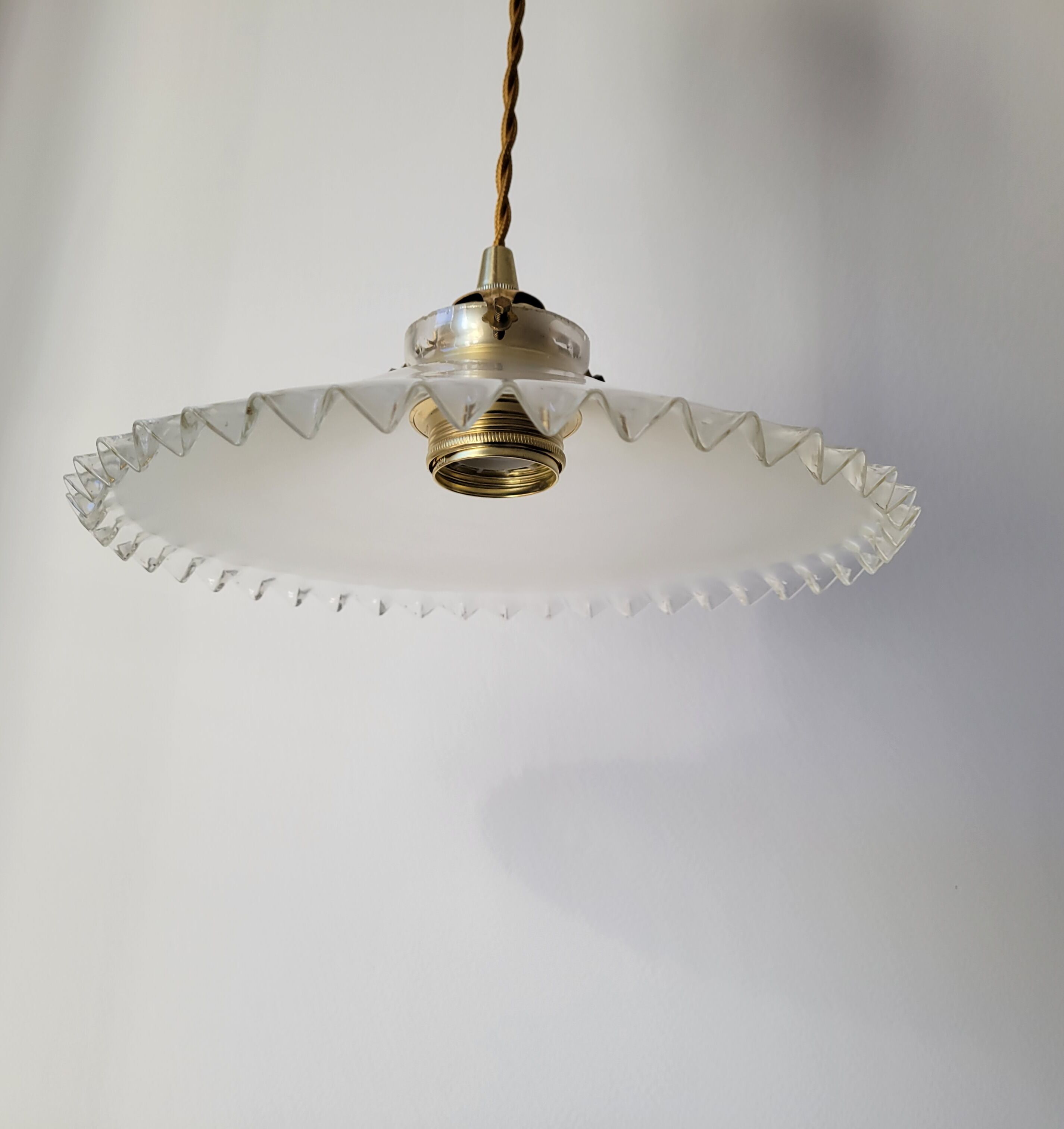 Serrated opaline suspension