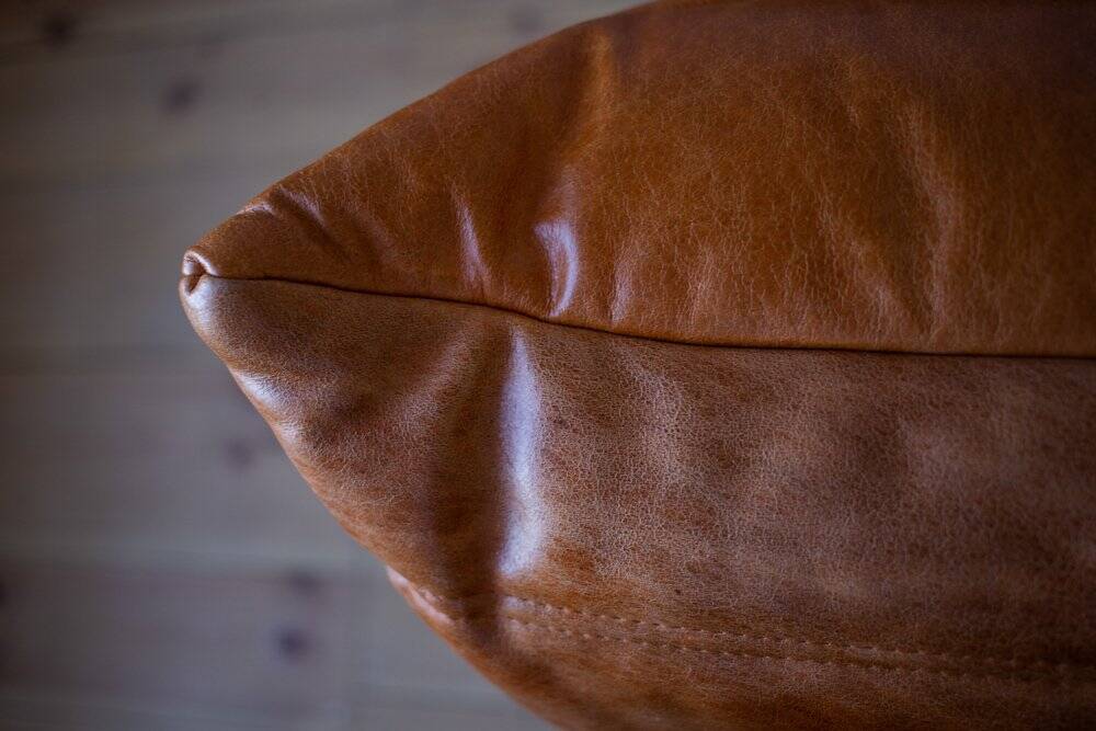 Ensemble de canapés Togo 2 et 3 places en cuir, attribués à Michel Ducaroy pour Ligne Roset