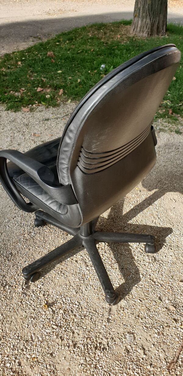 Fauteuil coque Strafor par Randall Buck