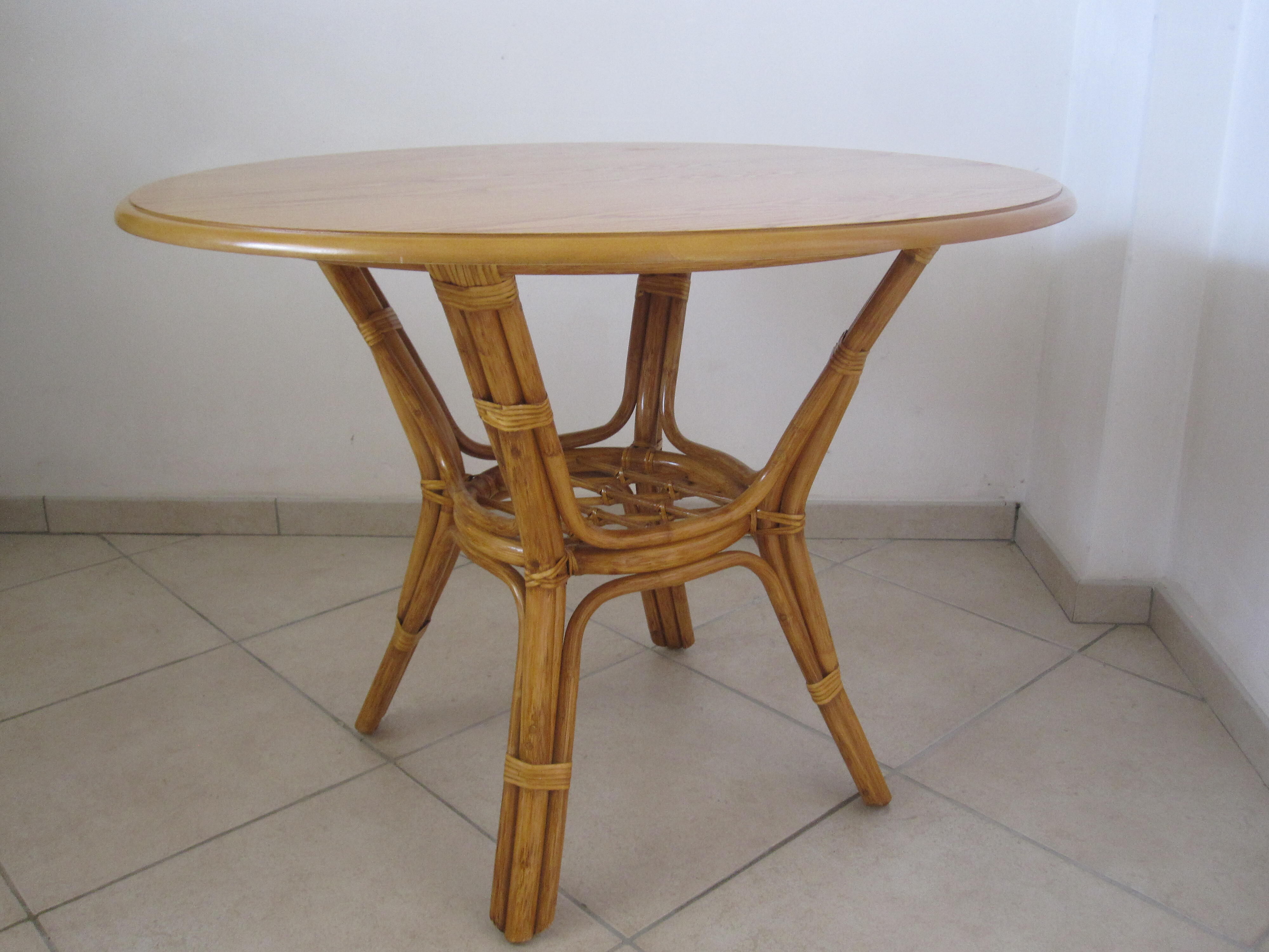 Salon en rotin table ronde et chaises Selency