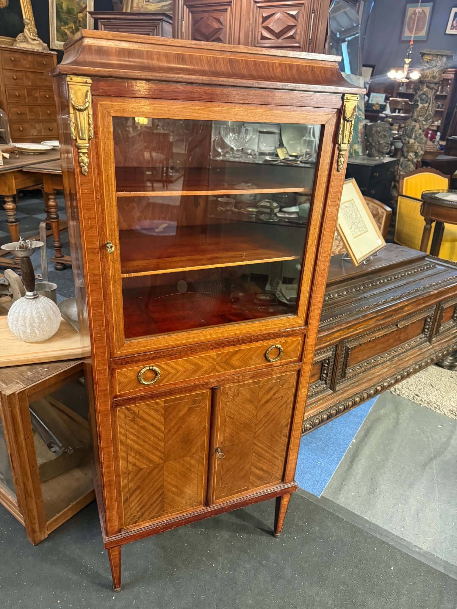 Vitrine Louis XVI marqueté