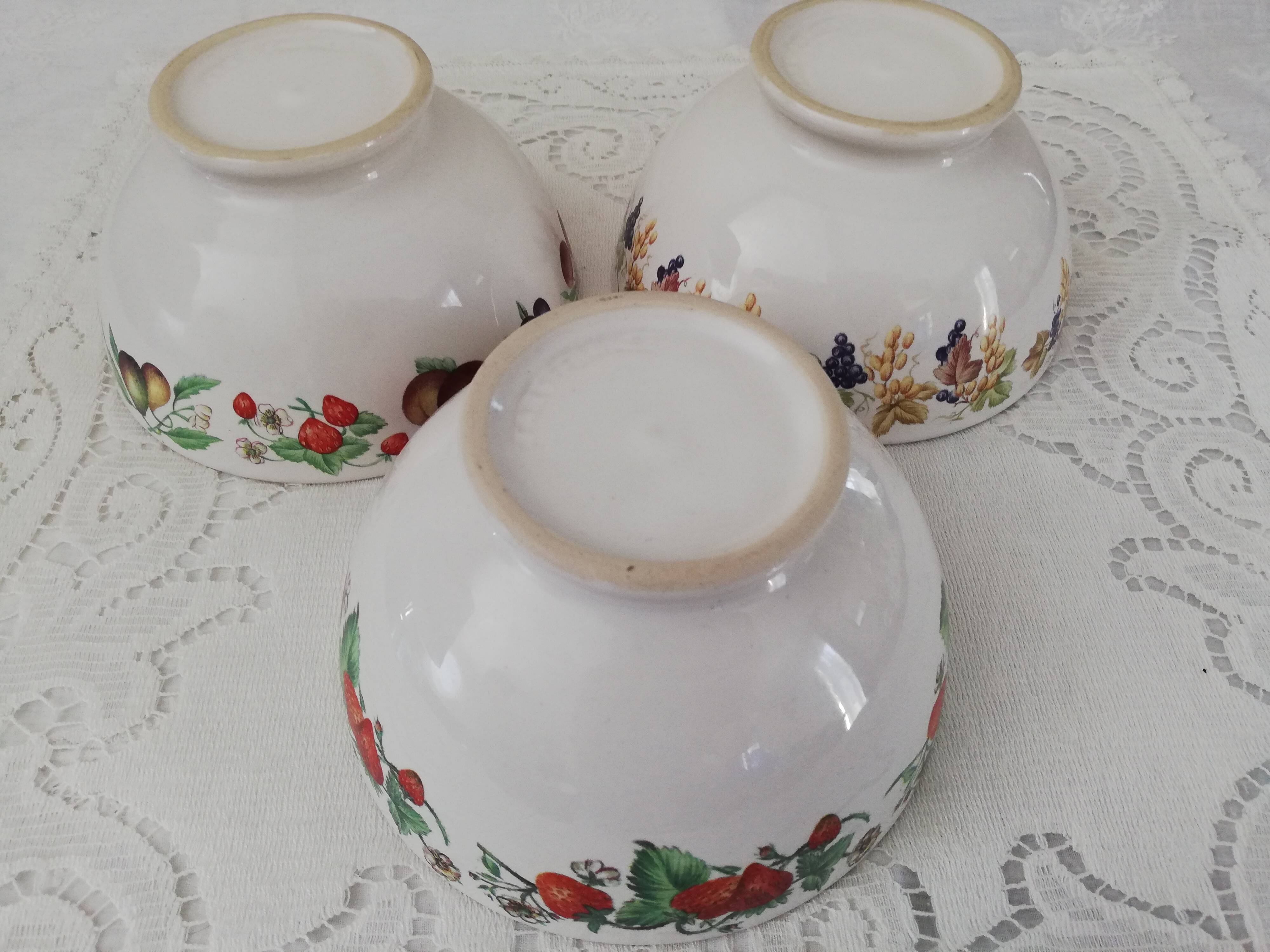 Set 3 large bowls and their sugar bowl, jam maker
