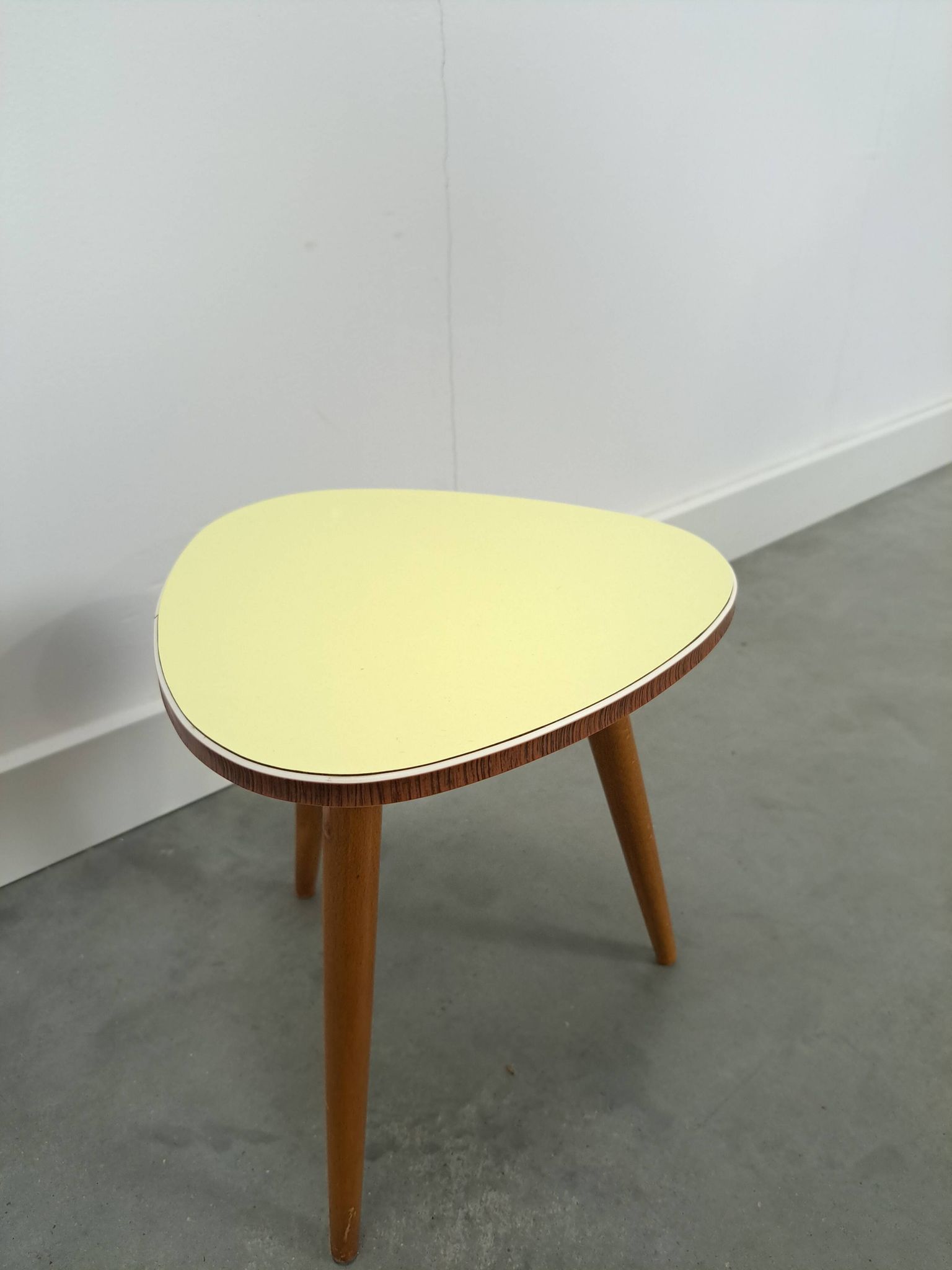 Table à plantes jaune avec pieds en bois 1950, table d'appoint