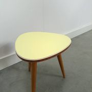 Table à plantes jaune avec pieds en bois 1950, table d'appoint