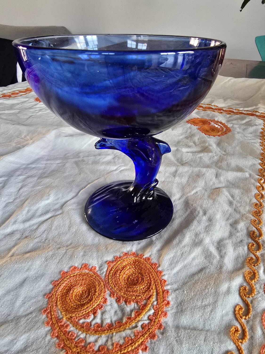 Coupe vintage La Rochère bleu cobalt sur pied