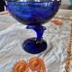 Coupe vintage La Rochère bleu cobalt sur pied