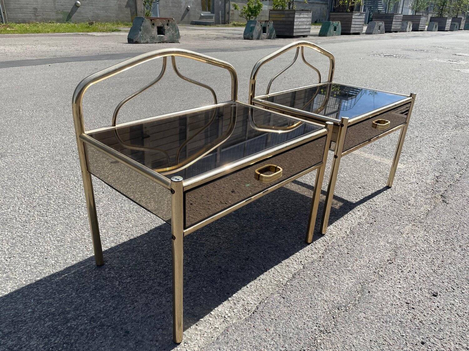 Set of 2 bedside tables in chrome-plated brass with mirrored glass effect, 1977