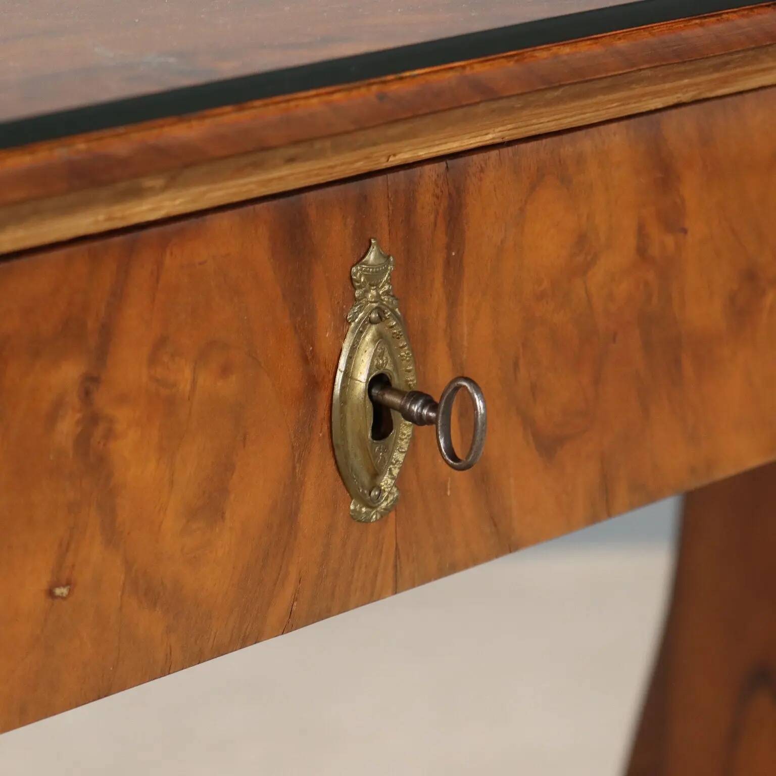 Antique Biedermeier desk in walnut, Austria, mid-19th century.