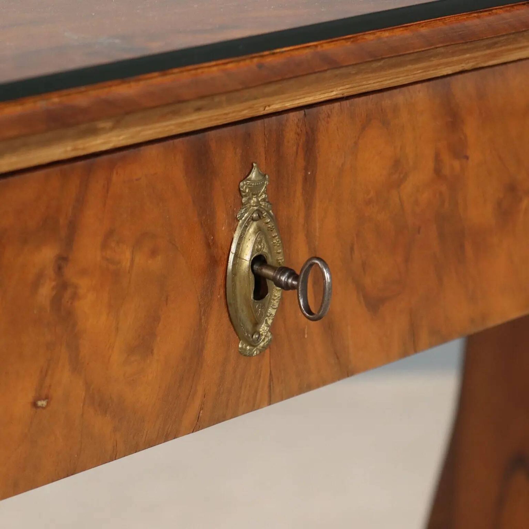 Antique Biedermeier desk in walnut, Austria, mid-19th century.