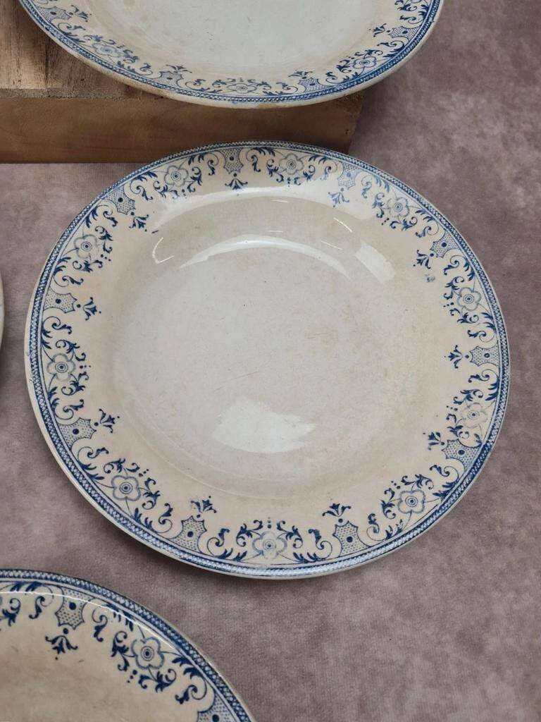Set of 7 antique deep plates from Creil and Montereau, La Vallières service, 23 cm