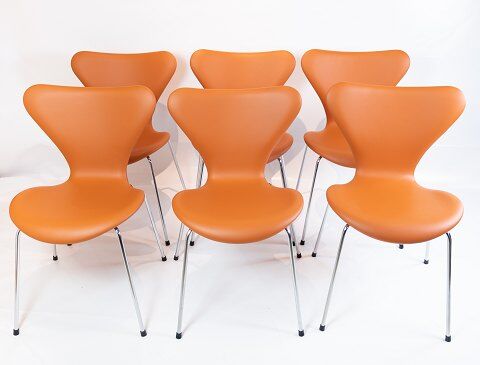 A set of 6 Seven chairs, model 3107, designed by Arne Jacobsen and manufactured by Fritz Hansen.