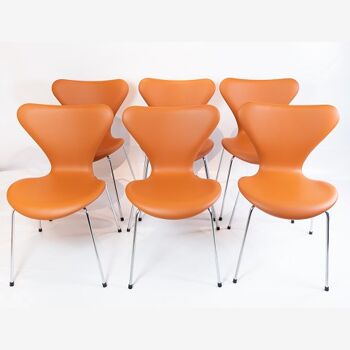 A set of 6 Seven chairs, model 3107, designed by Arne Jacobsen and manufactured by Fritz Hansen.