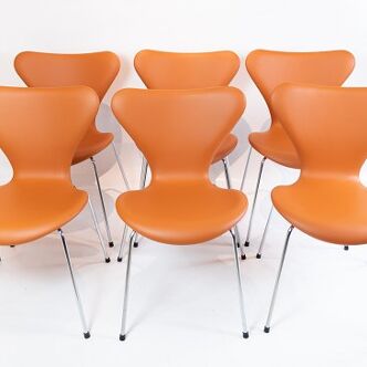 A set of 6 Seven chairs, model 3107, designed by Arne Jacobsen and manufactured by Fritz Hansen.