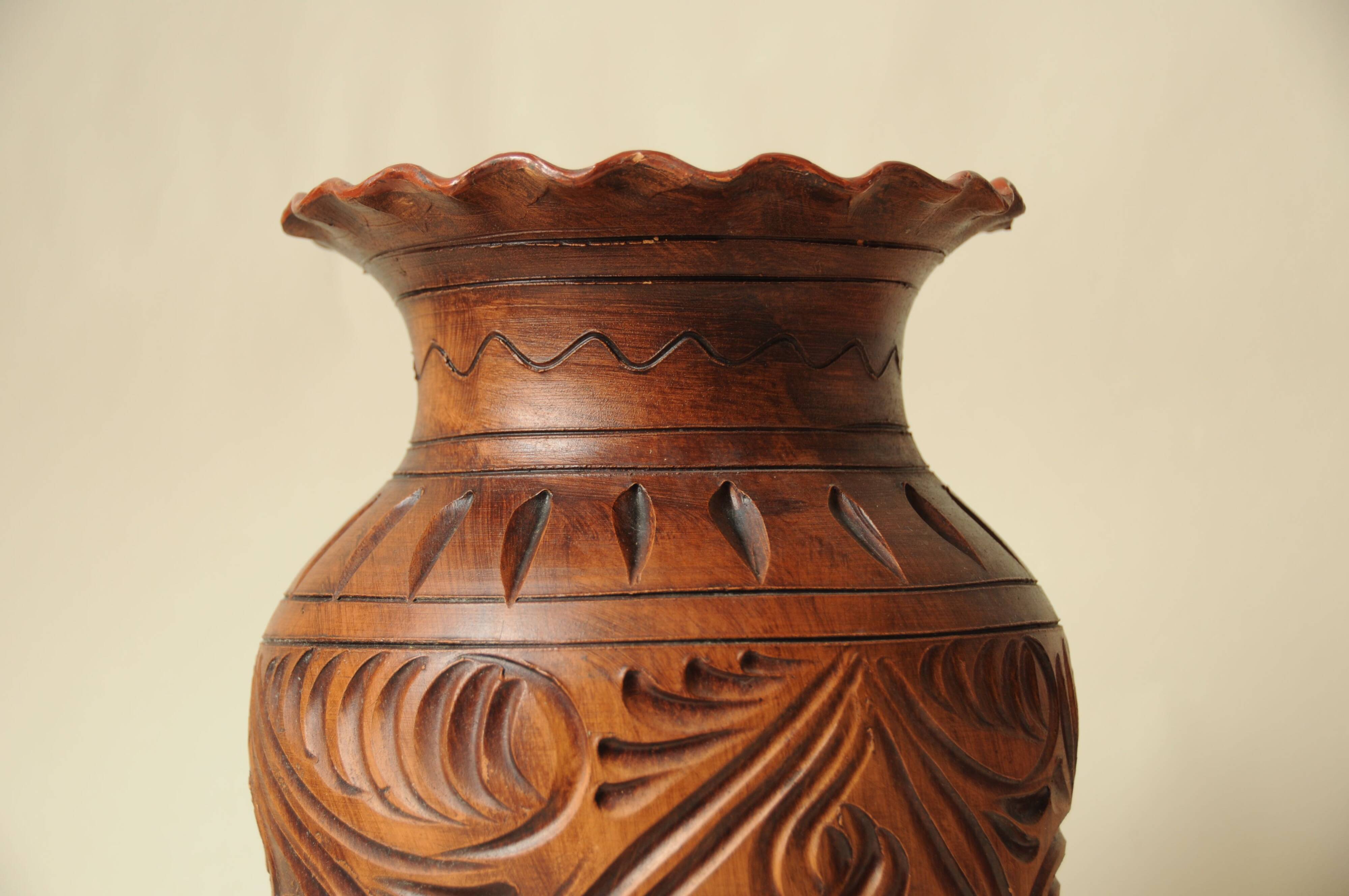 Wood effect sculpted ceramic vase