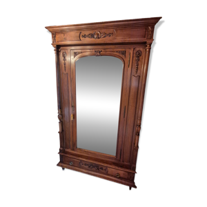 Armoire ancienne sculptée
