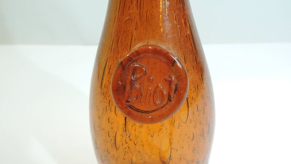 Bouteille ambrée en verre soufflé bullé signée Biot – France vintage 1970s,