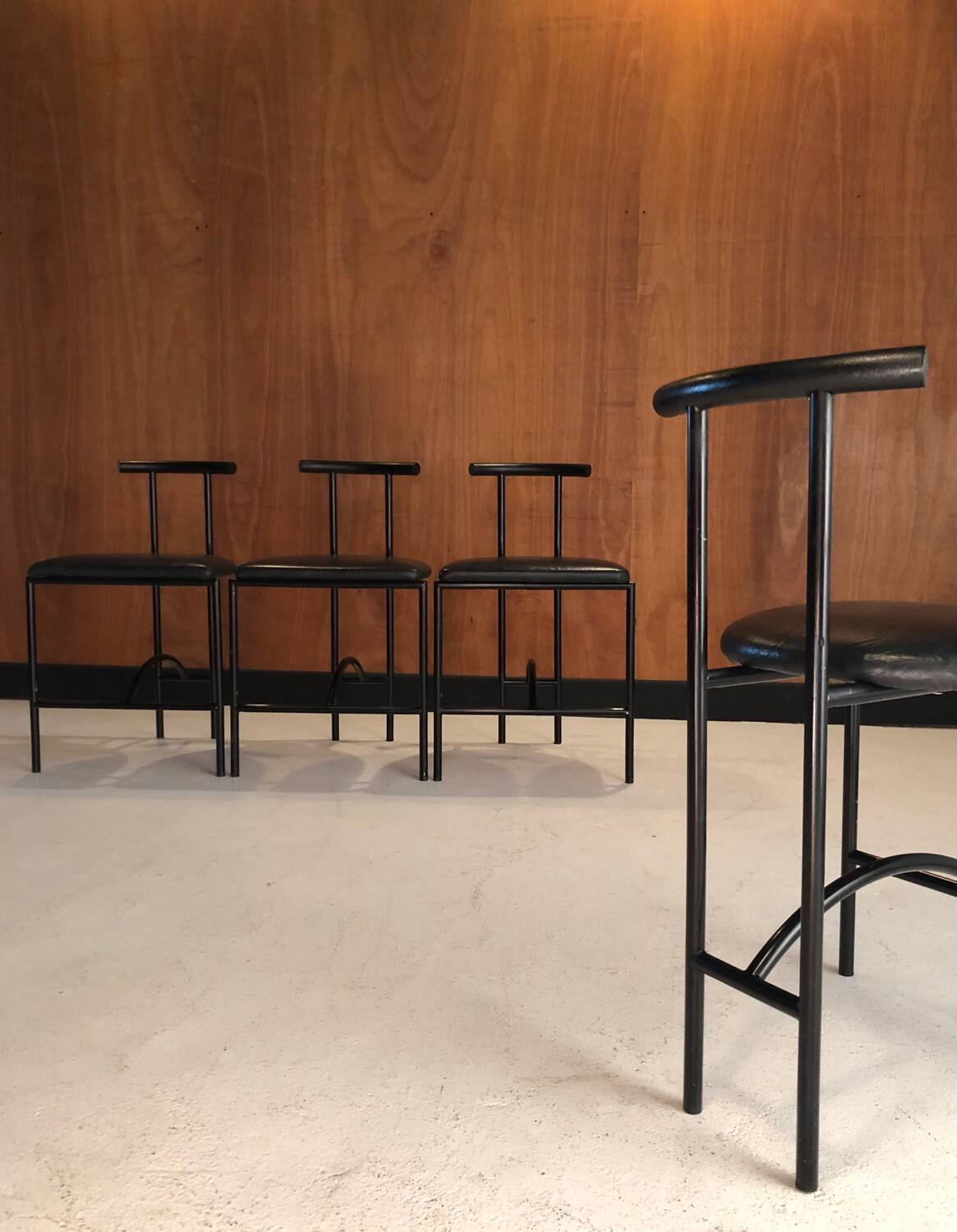 4 chaises Tokyo , design Rodney Kinsman 1985