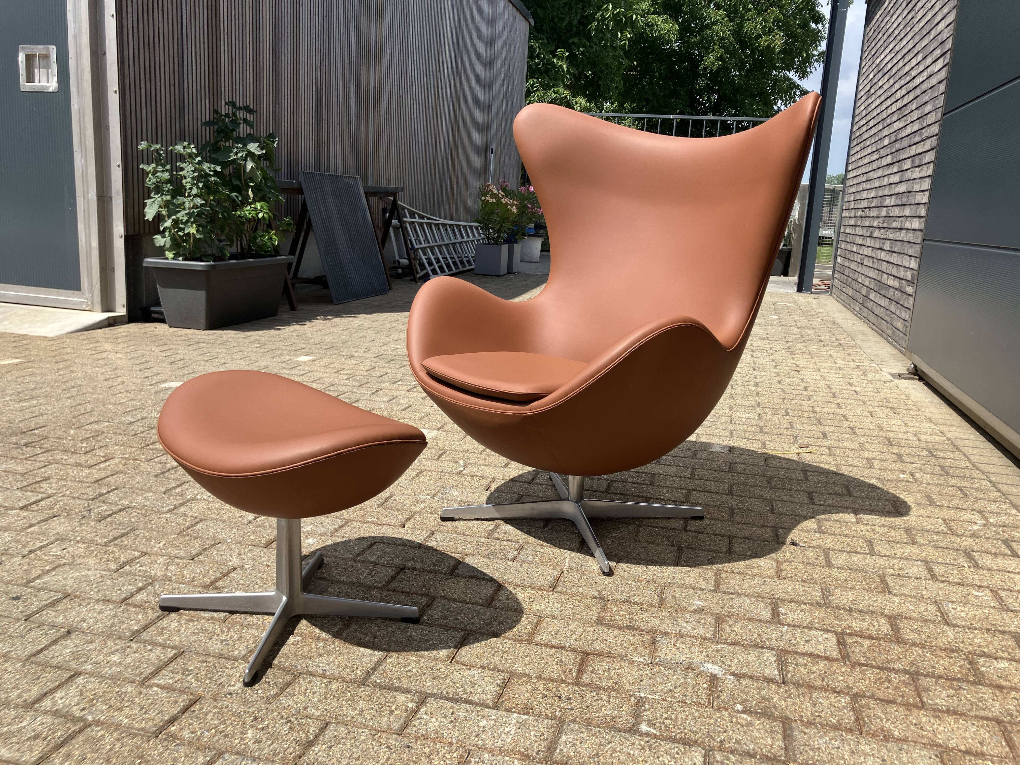 2x Fritz Hansen Egg Chair +1x Ottoman in Cognac leather NIEUW!!